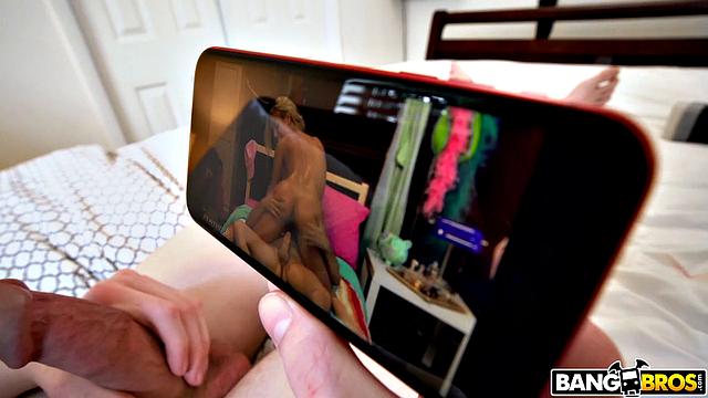 Мэгги Грин застала взрослого пасынка за дрочкой и решила, что пора показать ему, как трахаться по-взрослому - теперь уж не отвертится!