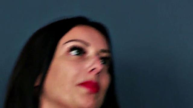 британка-вуаерша заводит парня и дает joi