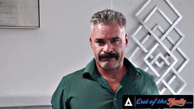OUT OF THE FAMILY - грудастая Тейлор Уайлд смазывается маслом и трахается со своим шокированным родственником