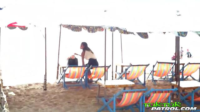 горячая тайка валяет белого туриста: купальник тут ни при чём