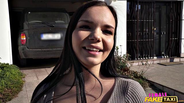 Когда день без секса - спасает большая грудь и случайный сосед по гаражу с внушительным членом, а фальшивое такси превращается в место удовольствий и взаимопомощи.