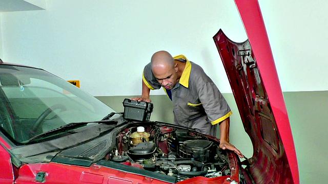 TS Luana Alves Destroys Mechanic's Cock