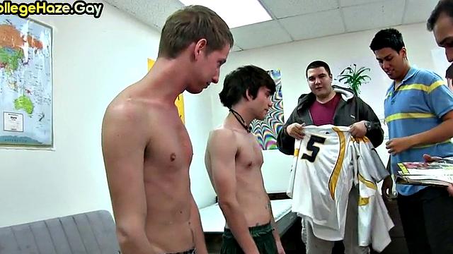 мачо из братства получает жёсткий анальный трах после страстного минета в общаге