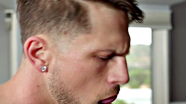 два качка жёстко жарят сводного брата и заливают всё спермой