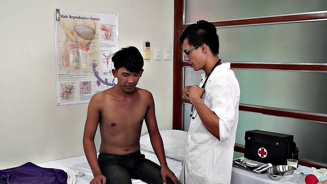 азиатский парень в кабинете, врач трахает его мединструментом
