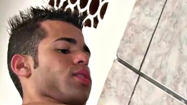 Смотри, как три мужика устраивают жаркий гей-секс втроём на публике.