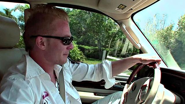 смотри как молли заводит растерянных парней и сосет им в тачке