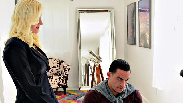 блондинка Оксана проводит урок секса по-русски