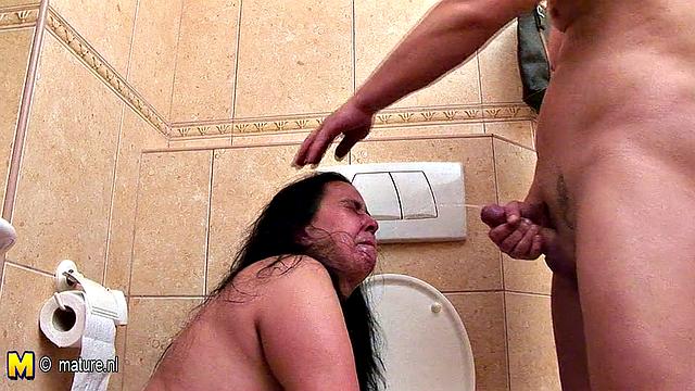 зрелая трахается в общественном туалете