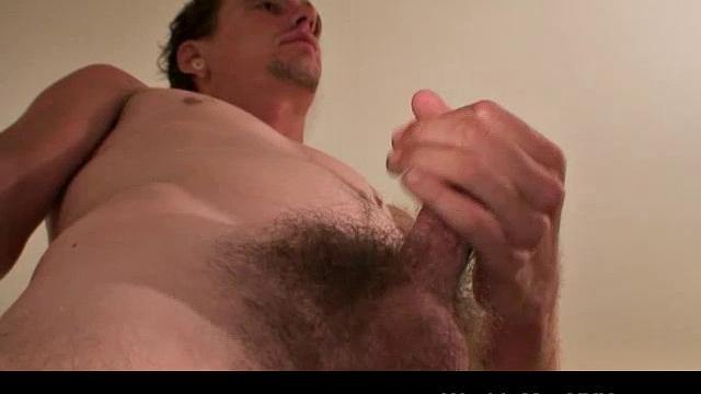 крепкий рабочий дрочит толстый член и кончает мощно