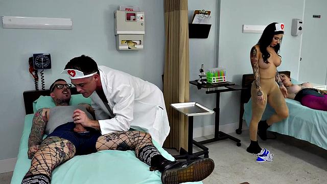 татуированная бисексуальная медсестра трахается в больничной четверке