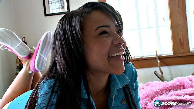 брюнетка отсасывает и трахается в миссионерской позе