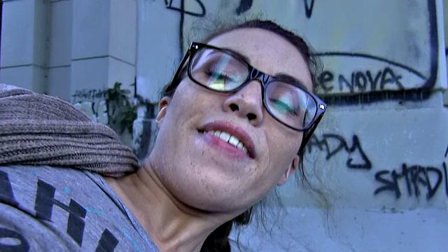 Шикарная автостопщица в джинсах трахается за деньги и ловит мощный конч в машине