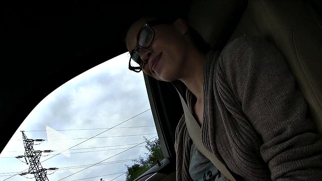 Hitchhiker in jeans gets banged hard for cash in the open car for a hot outdoor creampie