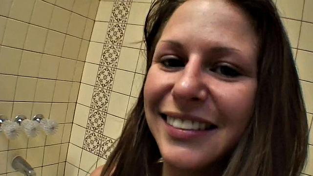 горячая брюнетка рэйчел рокс трахает в душе и на кровати