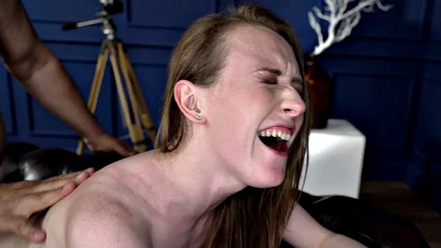 старичок не теряет хватку: бодрая 21-летка в положении собачки