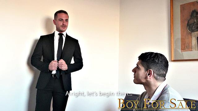 Бастиан попадает в горячие лапы мускулистых мужчин