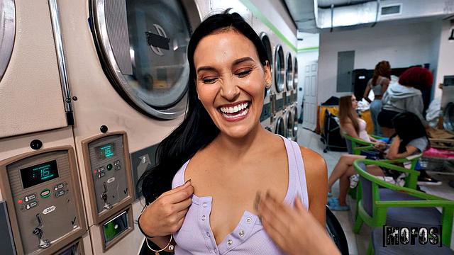 jade greene трахается и получает пальцы в прачечной