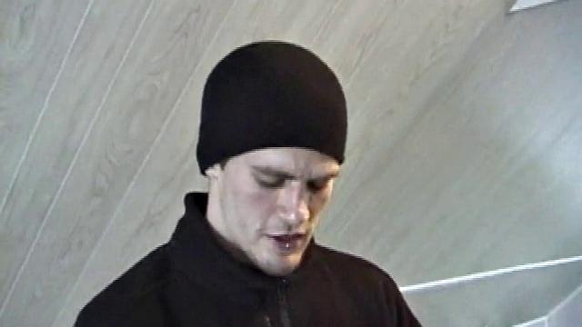 Джонатан дрочит свой толстый член и показывает каждое сантиметр на гей-аудитории