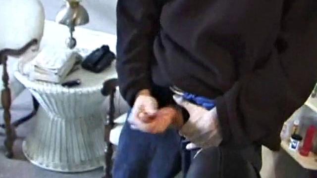 Джонатан дрочит свой толстый член и показывает каждое сантиметр на гей-аудитории