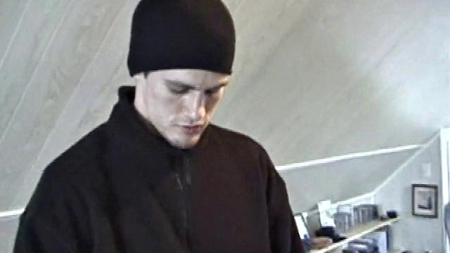 Джонатан дрочит свой толстый член и показывает каждое сантиметр на гей-аудитории