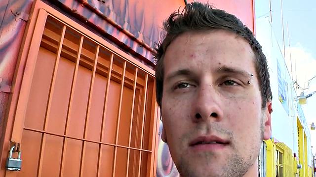 подкачанный натурал стонет от страстного минета в глори-холле