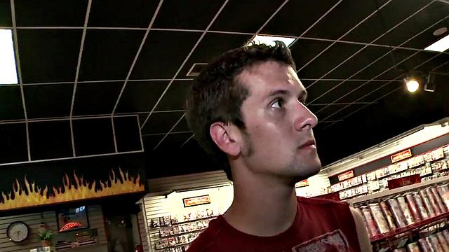 Real straight guy gets gloryhole BJ before cumming in mouth