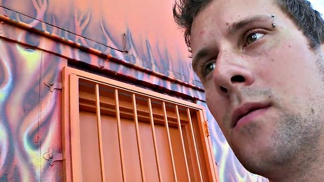 подкачанный натурал стонет от страстного минета в глори-холле