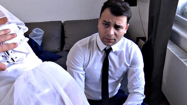 татуированная невеста в чулках трахается с коллектором, чтобы отсрочить долг