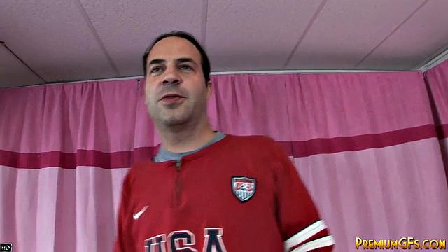 Джоди Бин дрочит член и строит из себя хозяйку, но кто кого удивит?