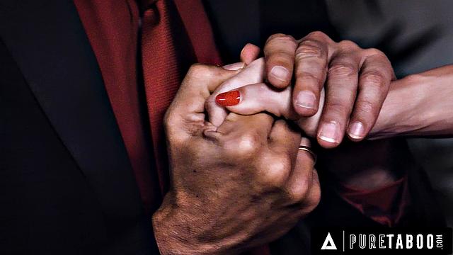 Студентка Aiden Ashley соглашается на грязную работу от извращённого отчима преподавателя, жадно трахается с двумя мужиками одновременно.