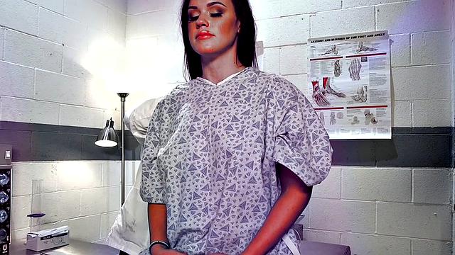 брюнетка в халате устраивает групповуху в медкабинете - доктор в шоке