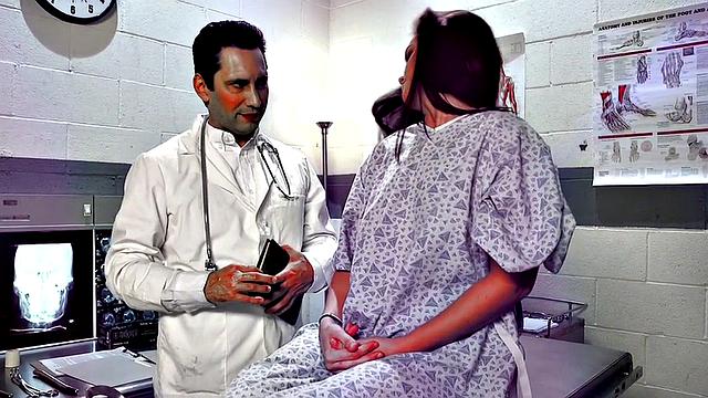 брюнетка в халате устраивает групповуху в медкабинете - доктор в шоке