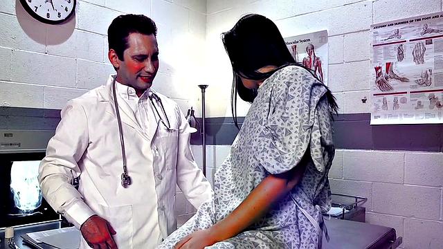 брюнетка в халате устраивает групповуху в медкабинете - доктор в шоке