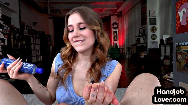 Cumloving cutie gives handjob to BF