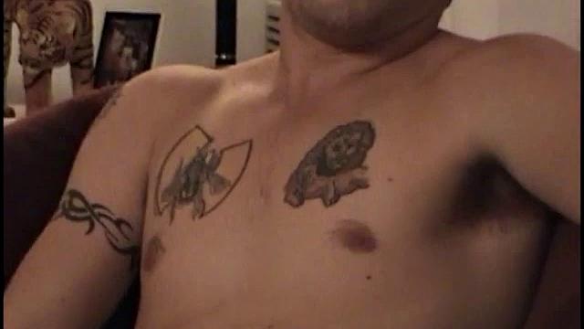 Брутальный парень выжимает максимум из минета мужику на камеру, сперма льется рекой - гей-сцена без остановки.