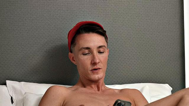 Sporty bottomed DILF gets it by twink