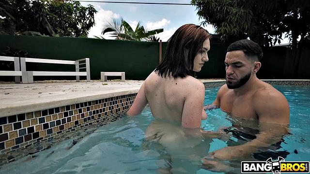 Граси Гейтс раздвигает ноги в бассейне и получает мощный подводный трах от Питера Грина, кончает ему на лицо под водой.