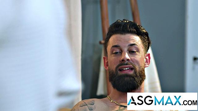 На съёмках: татухи, мускулы и жёсткий гей-секс со страстными поцелуями