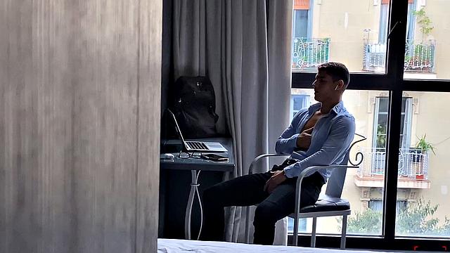 Я застал его за дрочкой онлайн