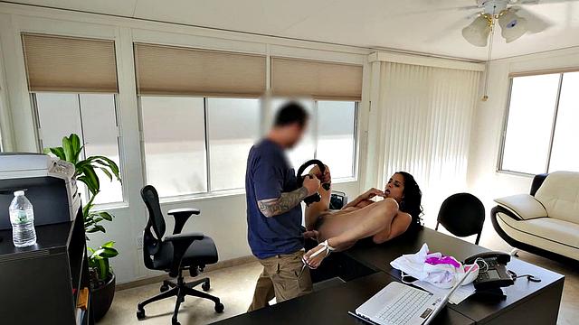 LOAN4K. Loan agent offers money to brilliantc ustomer and she agrees