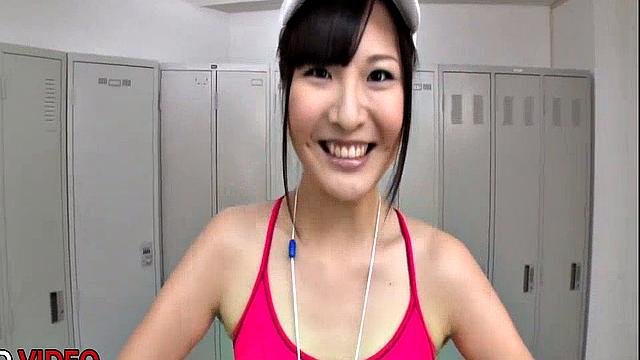 Спортивная Нэцки Хасэгава затаскивает любовника в раздевалку и вытворяет такое, что после душа даже воды не хочется-куни и страсть без судей и зрителей.