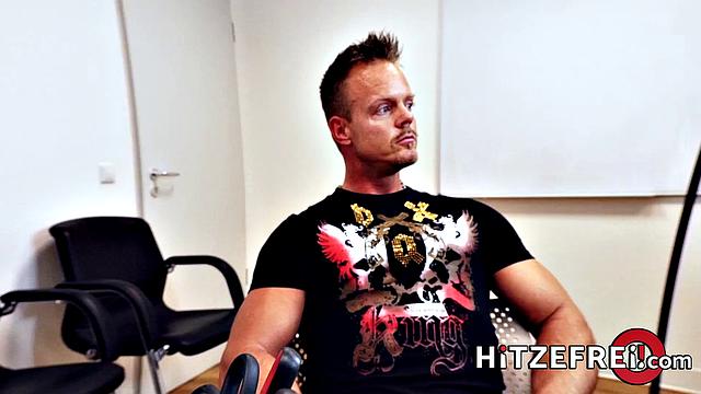 Офисная блондинка рискует с новой таблеткой и забывает о приличиях