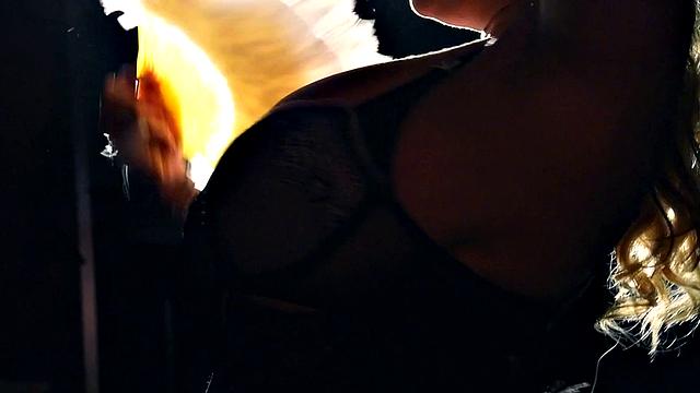 Лиза Биггс разносит бурлеск стриптиз своими бешеными формами