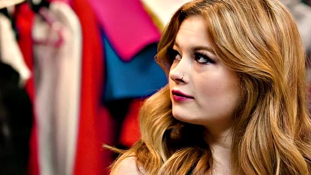 Миниатюрная малышка кайфует от большого белого члена в мокрой киске