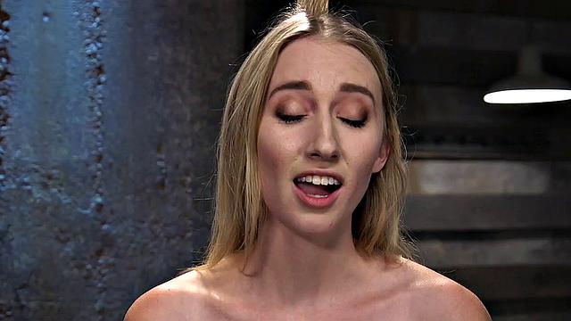 блондинка с большой жопой едет на члене, связанная и покорная