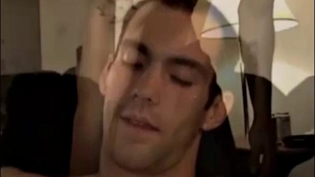 Грубый Джо дрочит у бассейна, весь в страсти и мужестве