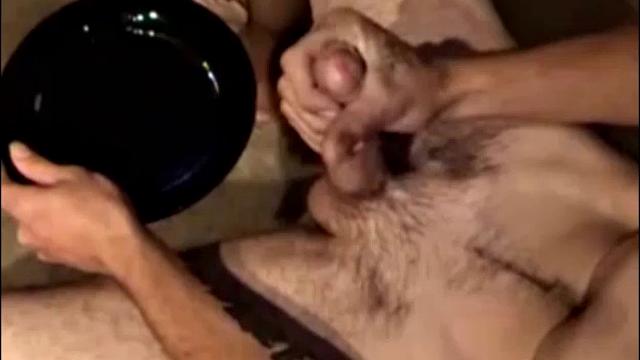 Грубый Джо дрочит у бассейна, весь в страсти и мужестве