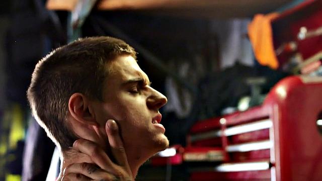 затейник так рвет свою жопу, что сантехник бы обзавидовался