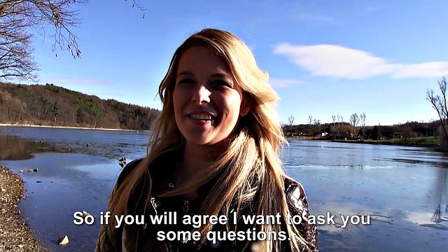 блондинка раздвигает ноги за бабки прямо среди деревьев